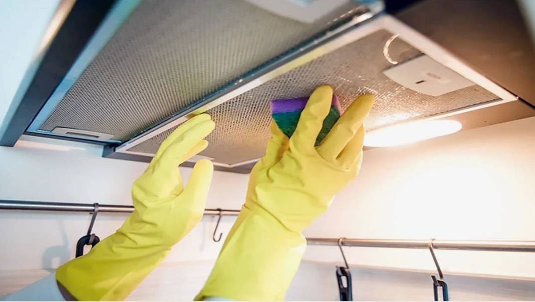 Aspiratörlerdeki yağ lekelerini söküp atıyor! Kaynayan suya 2 şişe eklemeniz yeterli… - Resim: 8